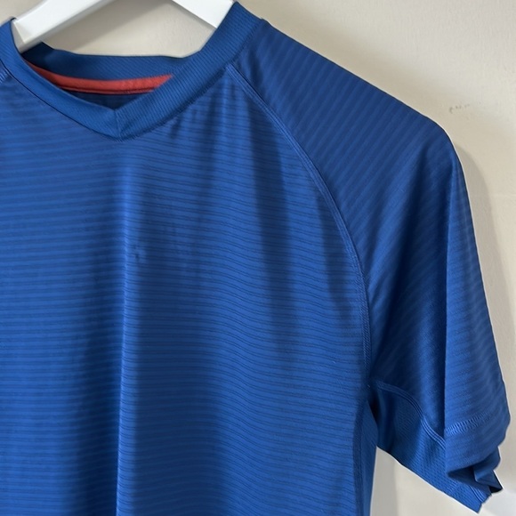 RHONE Mens Sentry Blue Vneck Tshirt Stripe Stretch Short Sleeve Sz M - Picture 3 of 11